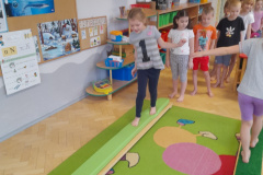 Ćwiczenia gimnastyczne z wykorzystaniem ścieżki sensorycznej