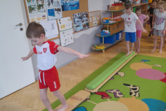 Ćwiczenia gimnastyczne z wykorzystaniem ścieżki sensorycznej